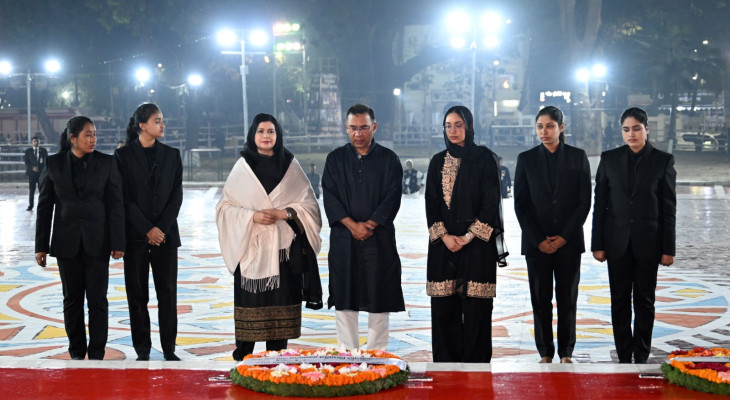 প্রধানমন্ত্রীর সঙ্গে শহীদ ‍মিনারে শ্রদ্ধা জানালেন ডা. জুবাইদা ও জাইমা রহমান